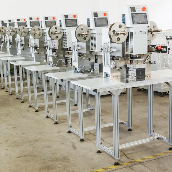 Tag less logo heat transfer applying machine 