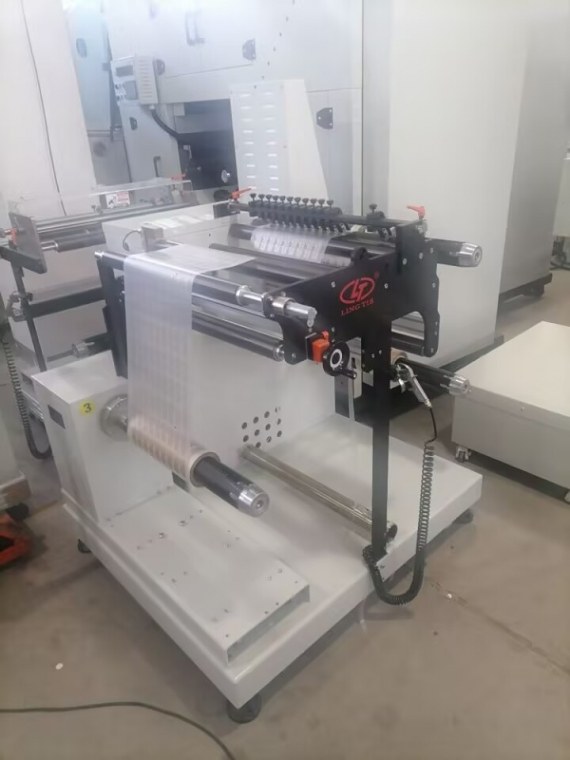 Slitting machine with 2 rewinding shafts 