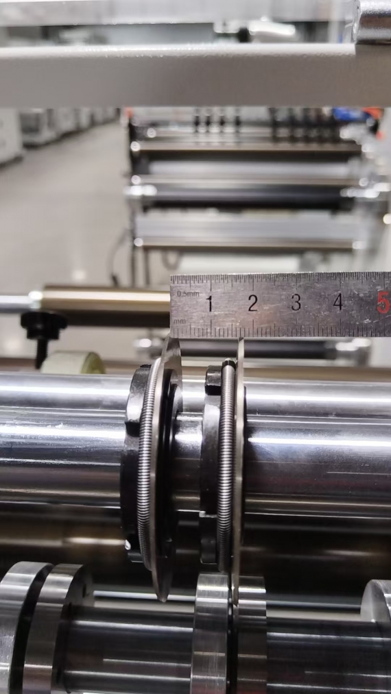 Slitting machine with round blade 