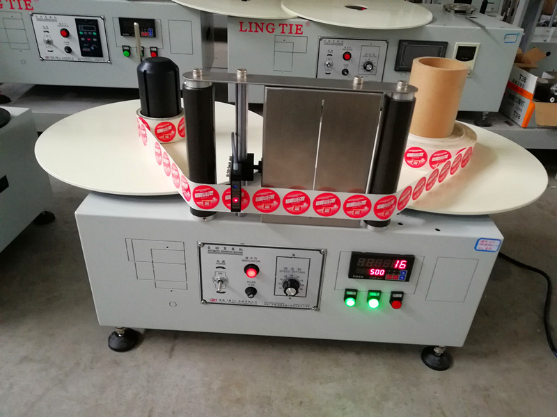 Label rewinding machine with 2 motors